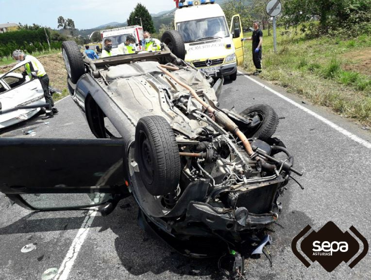 Dos heridos como consecuencia del choque de dos coches