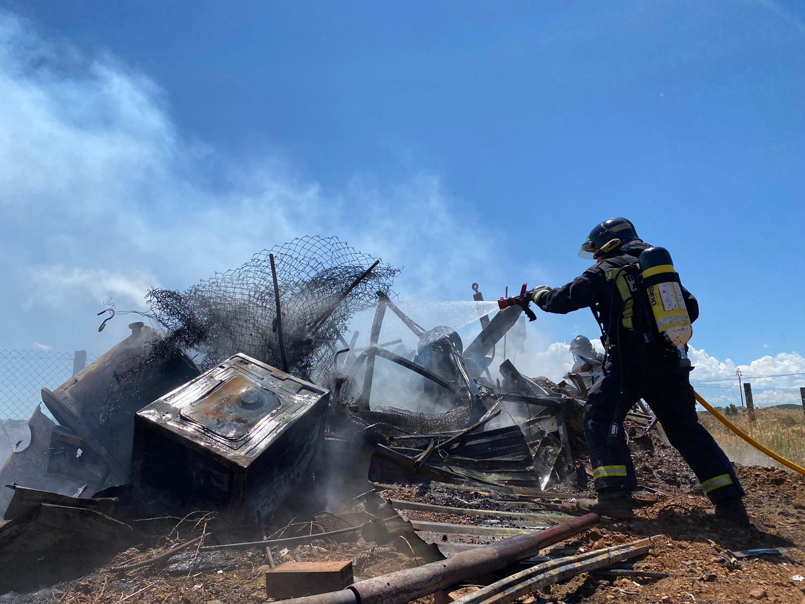 VÍDEO| Incendio en una nave en el municipio de Benazolve
