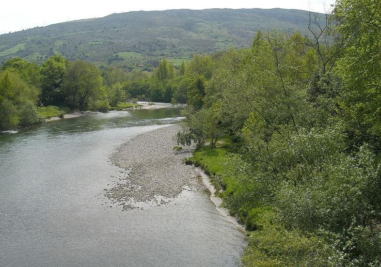 Muere una menor de 14 años al volcar su canoa en el río Cares