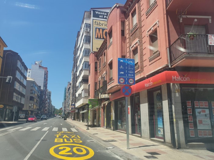 La avenida Alcalde Miguel Castaño el atascadero de León a 20 km/h