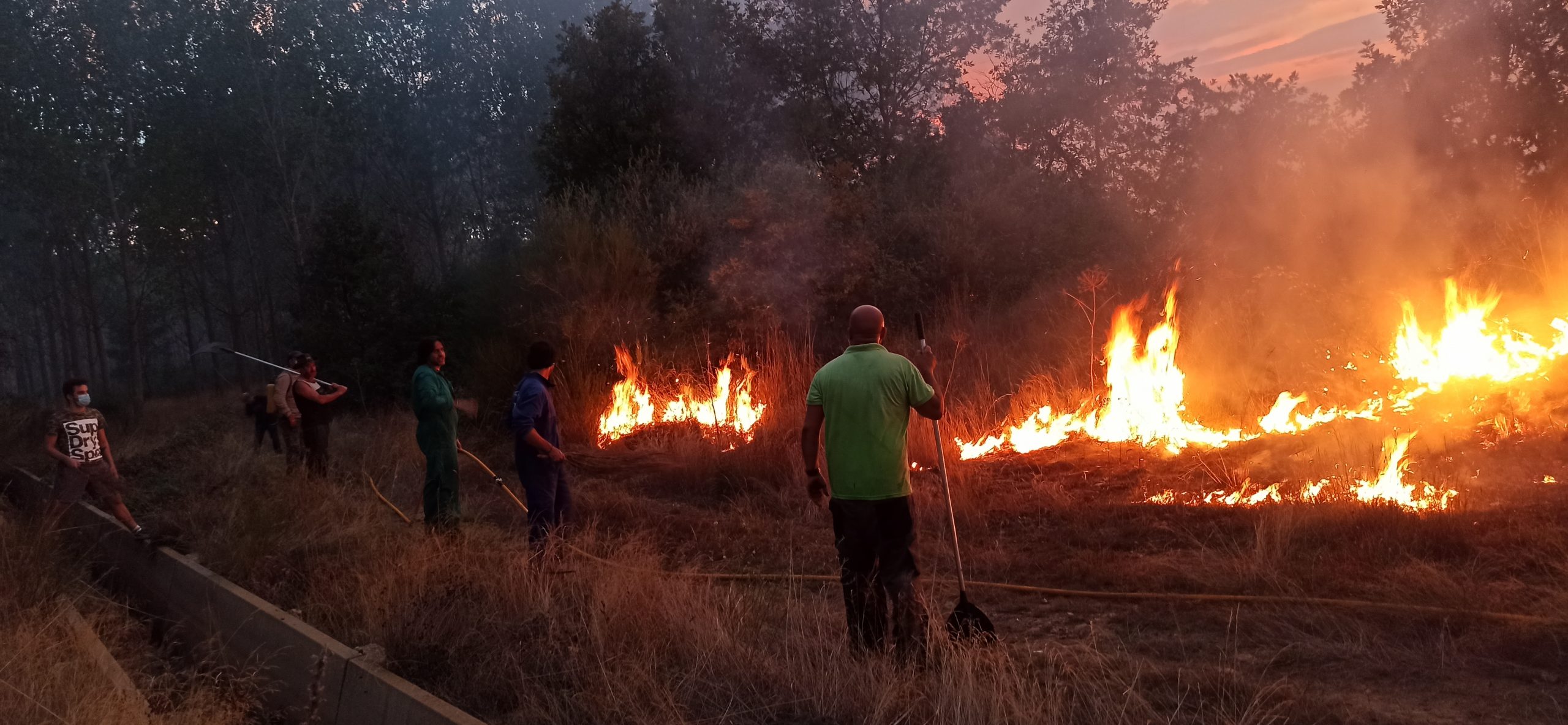 El alcalde de Castrcontrigo Olivio Campo participando en la extinción del incendio