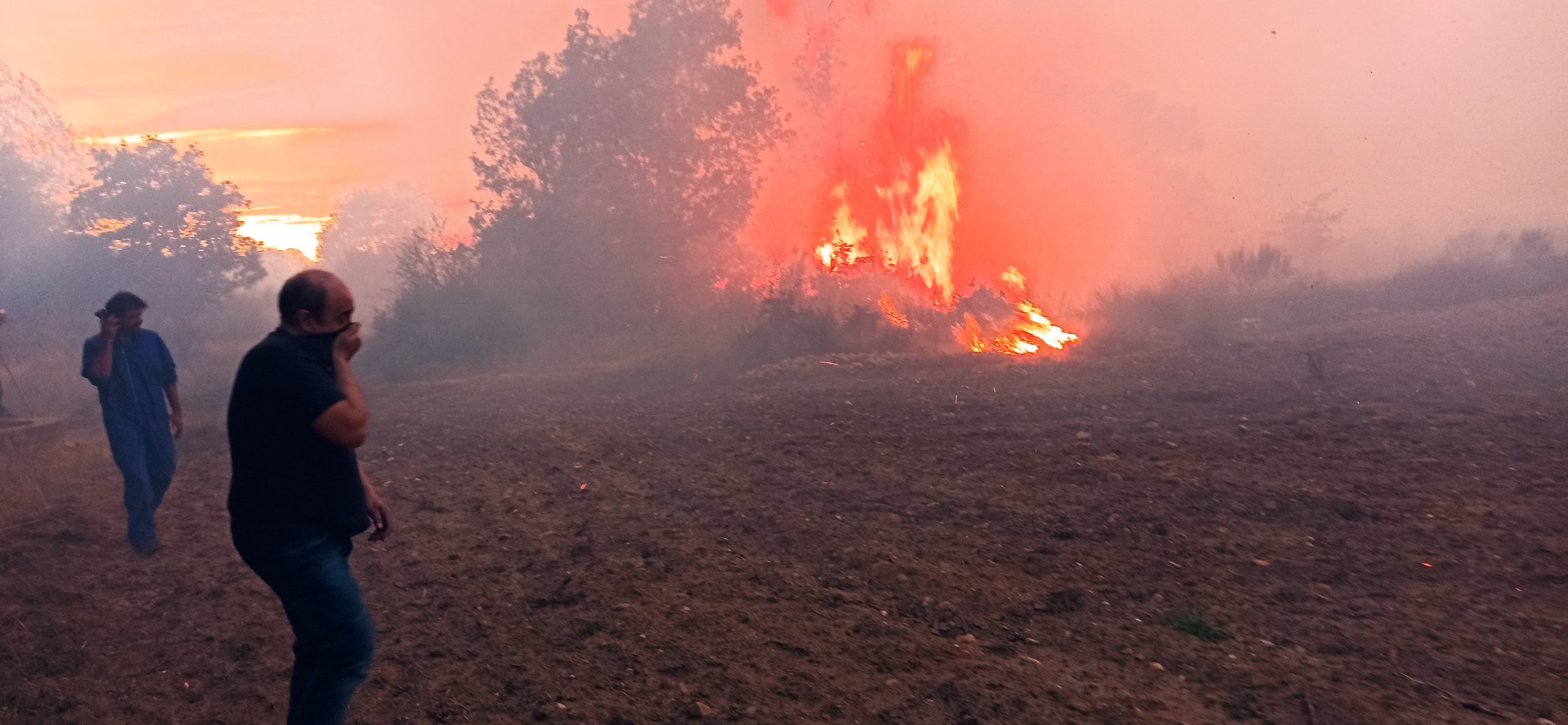 Vecinos de nogarejas en labores de extinción