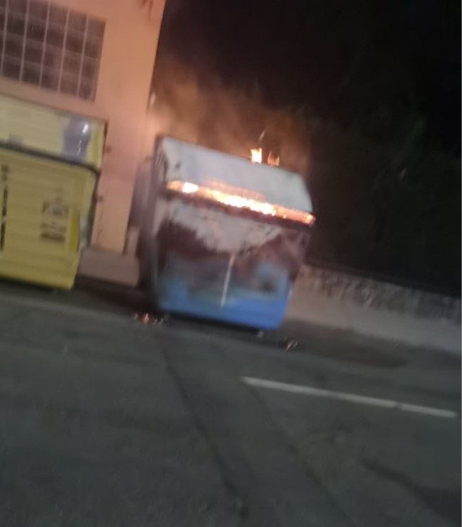 incendio contenedor de basura en la calle cardena torquemada de león