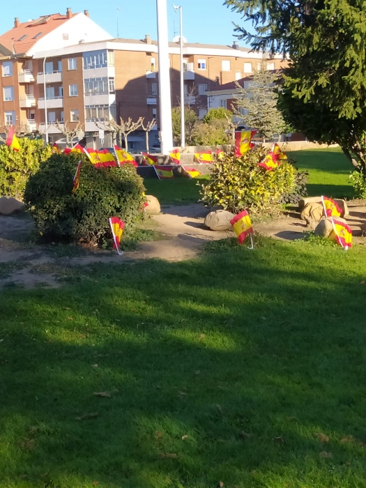 La Virgen del Camino amanece con banderas de España