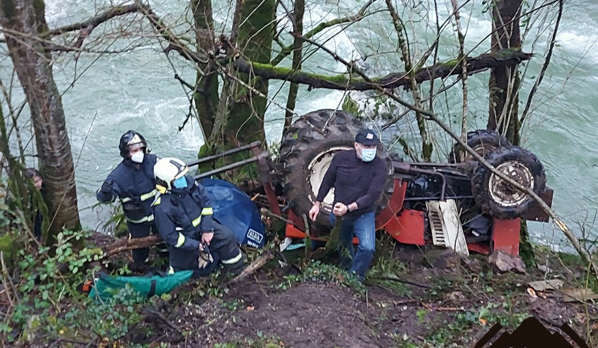 Un hombre vuelca con su tractor y resulta herido 1