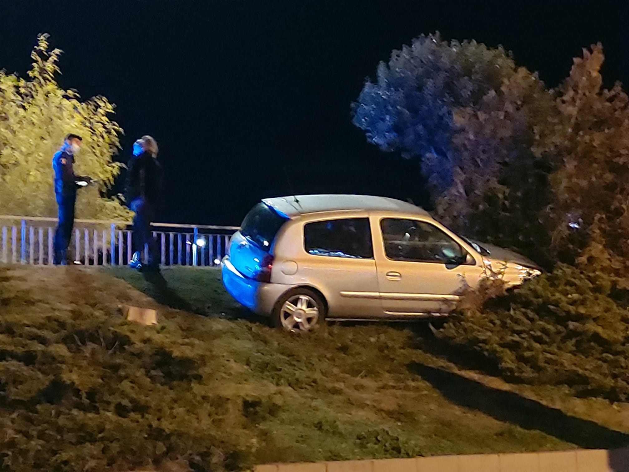 Un Clio se empotra contra un seto en la entrada de Carrefour 2