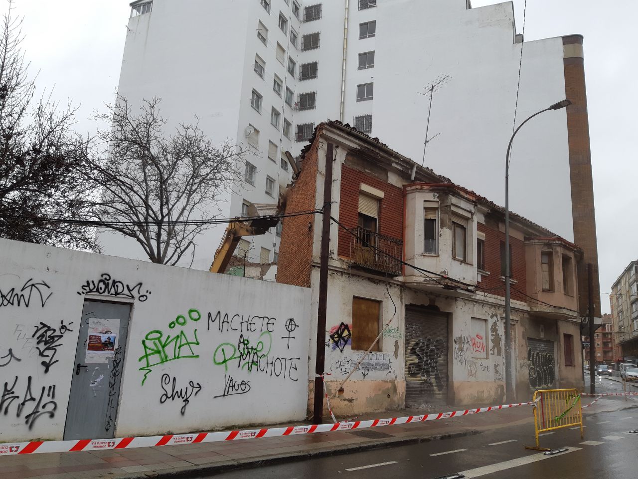 derribo de un edificio en la plaza severino ibanez en leon