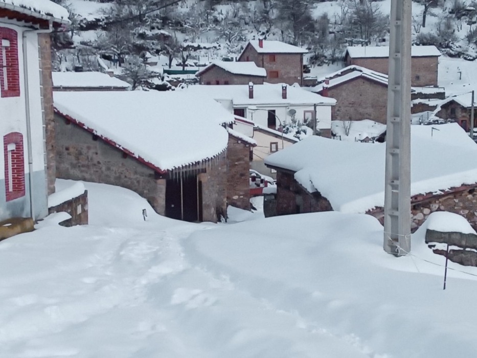La increíble nevada en Valdetuéjar deja un metro de nieve 2