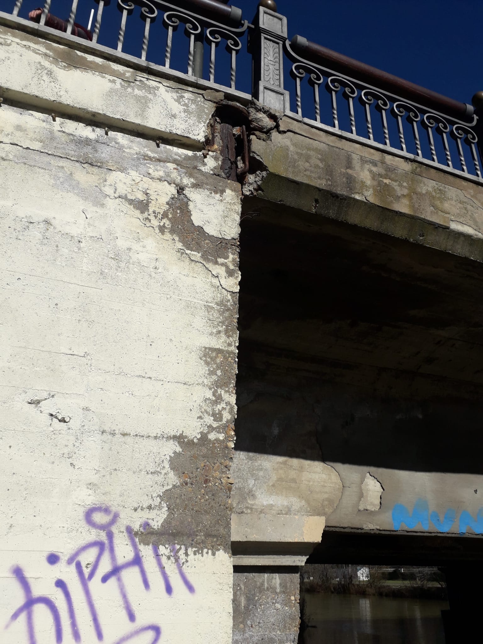 AVISO| Peligro de desprendimiento en el Puente de los Leones 3