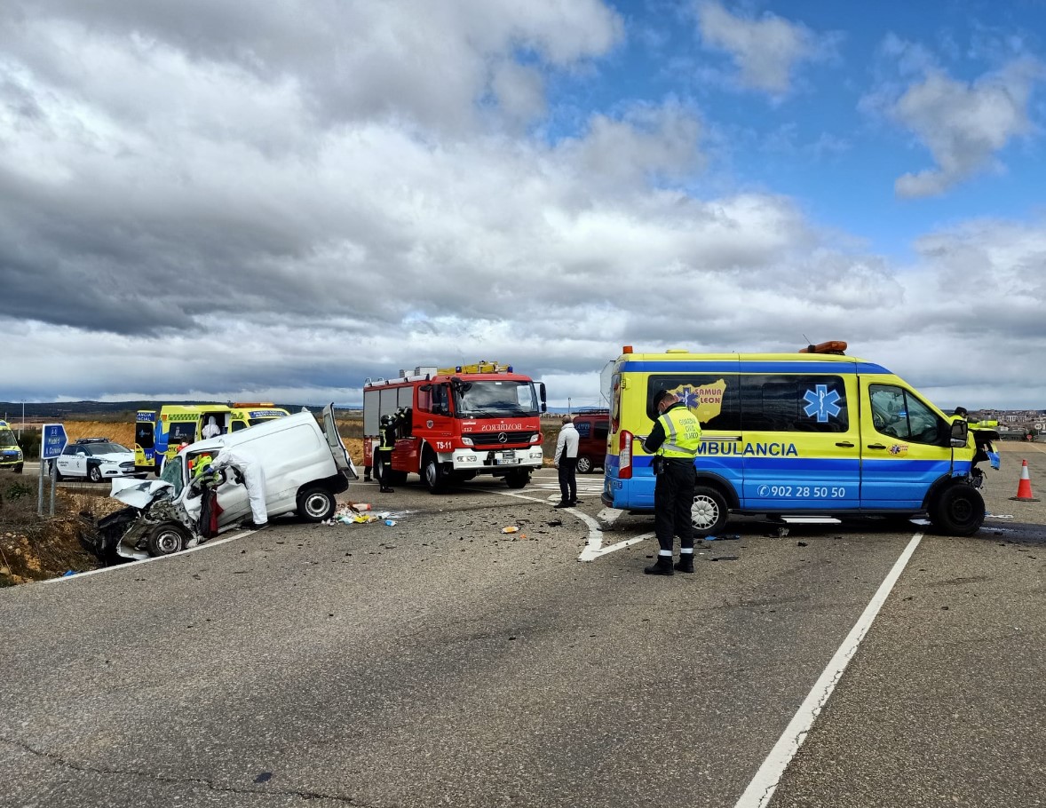Brutal accidente de una ambulancia cerca de León 1