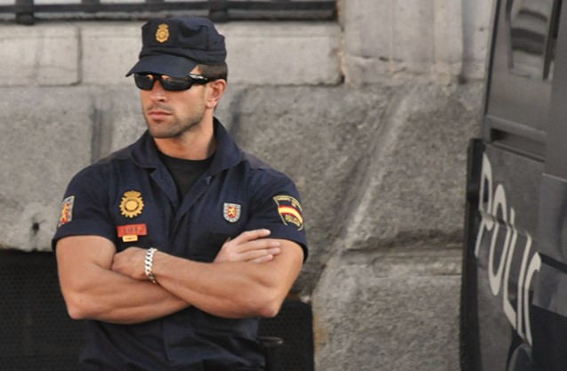 mujer-agrede-policia-leon