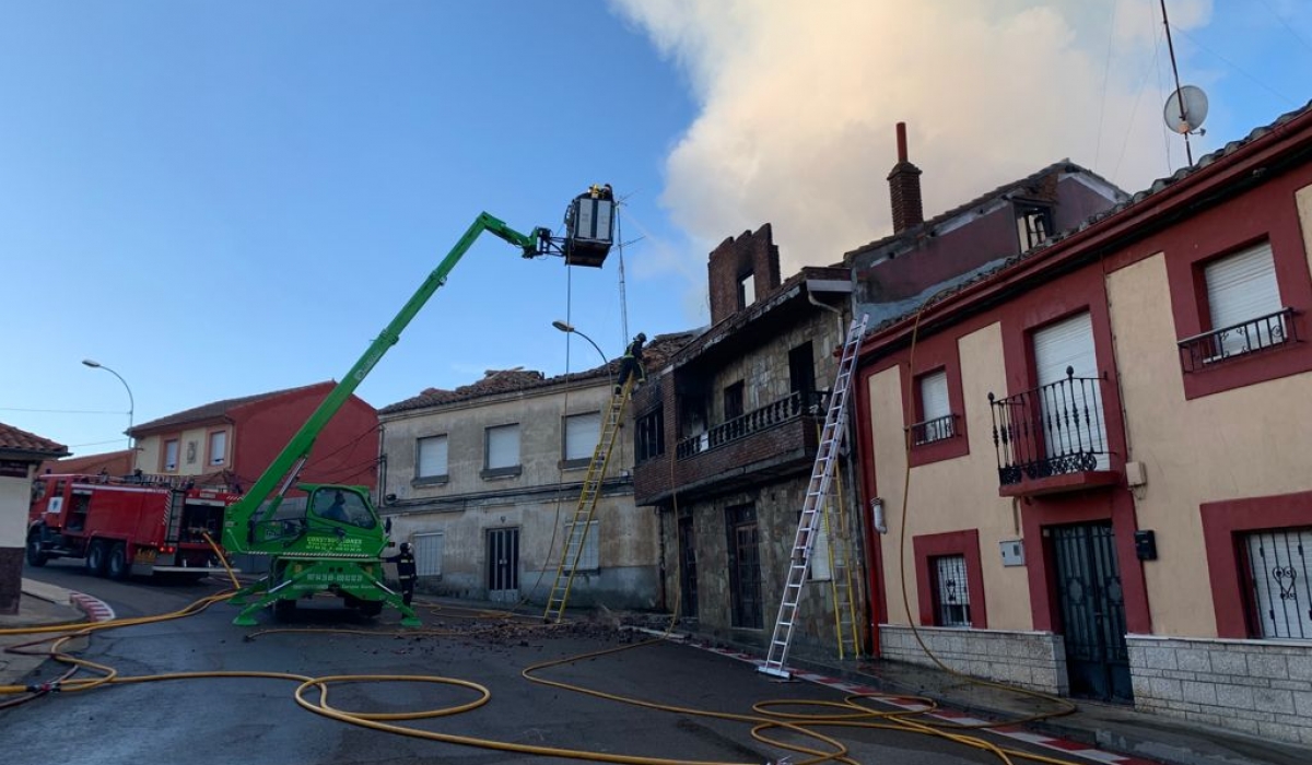 Gran incendio en una vivienda de La Bañeza 4