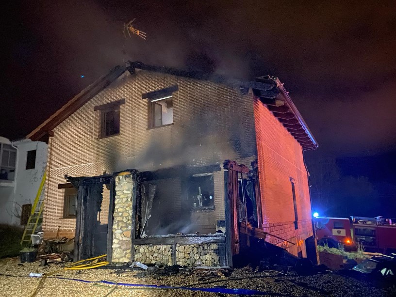 Gran incendio en una vivienda de Alcedo de Alba 1