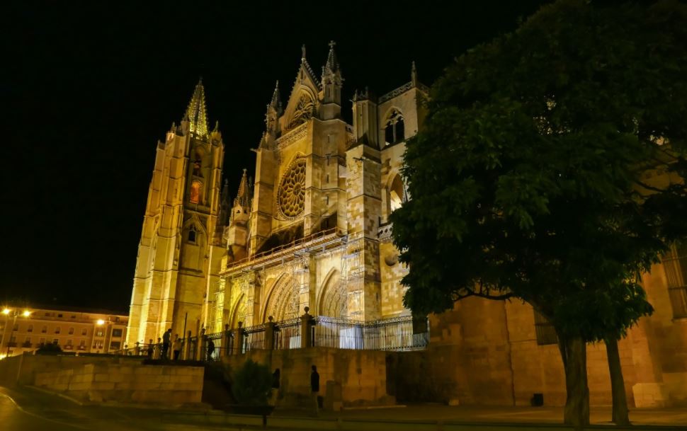polemica nueva iluminacion catedral leon
