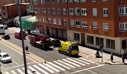 VIDEO| Así entran los bomberos por la ventana en una casa de La Virgen 2