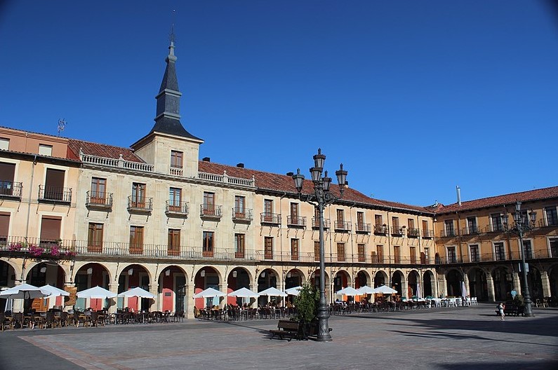 El Pub Dinastía en la Plaza Mayor de León sorteará una moto en dos semanas 1