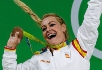 Lydia con la medalla de oro Olímpica