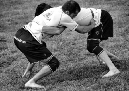 Lucha leonesa en pleno combate de competición