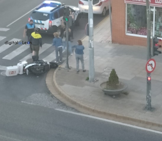 Motorista arrollado por un Opel Corsa en León