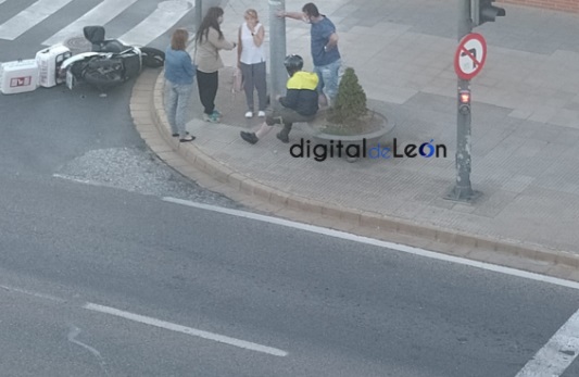 Motorista arrollado por un Opel Corsa en León