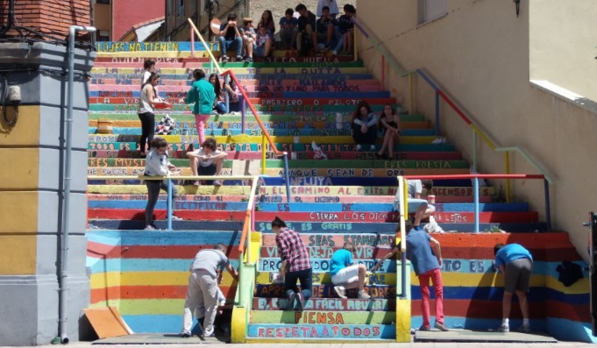 Hacen una réplica de "La Escalera de Colores" de León en Argentina 1