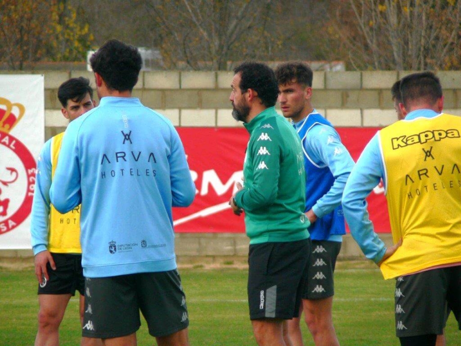 Fotografías del entrenamiento de la Cultural y Deportiva Leonesa 3