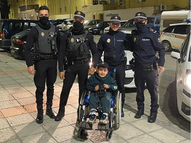 Policía Local sorpresa niño 7 años por su cumpleaños