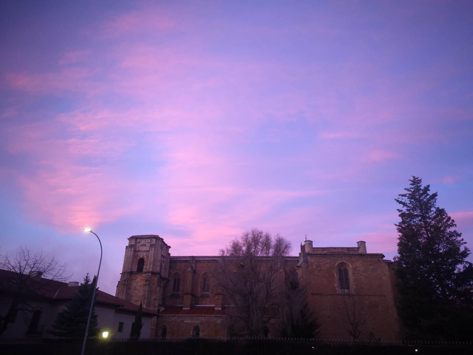 Imágenes del precioso amanecer en León esta mañana 5