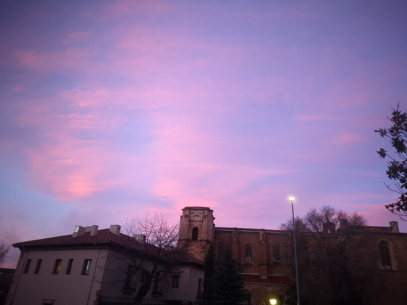 Imágenes del precioso amanecer en León esta mañana 6