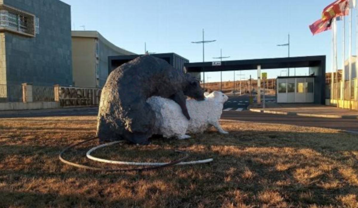 Dos ratas gigantes "apareándose" aparecen frente al Parque Tecnológico de León - Digital de León