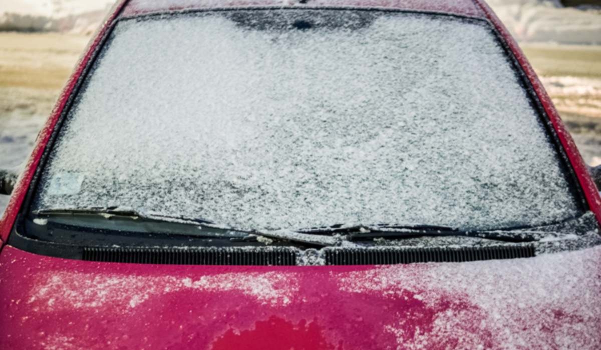 La DGT avisa: nunca quites así el hielo del cristal del coche