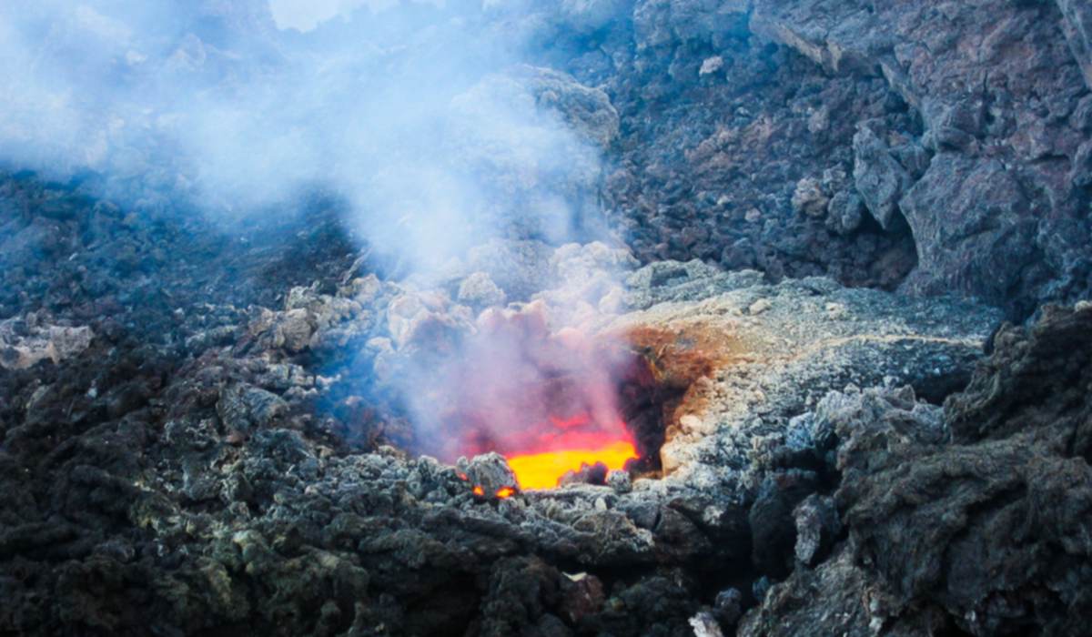 El volcán Etna sufrió una erupción con lluvia de cenizas - Digital de León