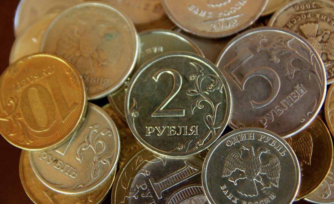 El rublo se hunde más de un 30%, a mínimos históricos y la economía rusa se encuentra en riesgo de colapso 1