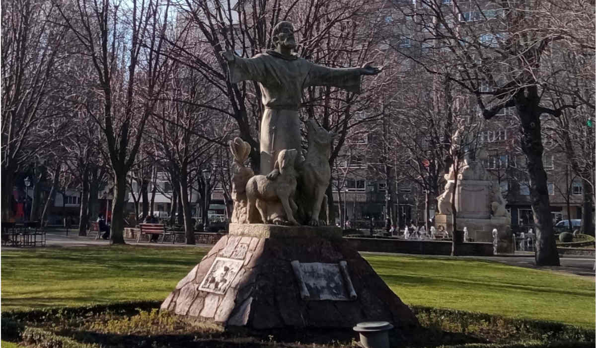 Denunciado por miccionar en pleno centro de León 1