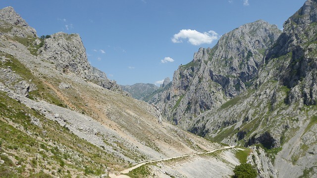 Abierto un acceso en la Ruta del Cares, hasta que se retiren las rocas que se han derrumbado 1