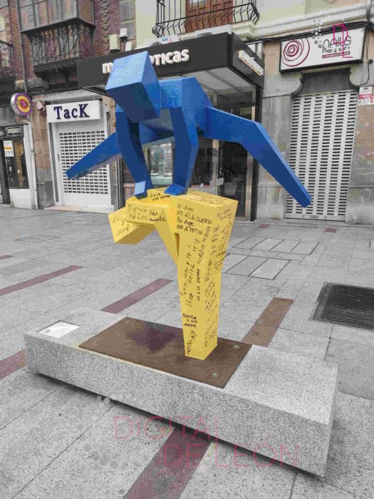 La escultura "Salta el burro" de Robles, se convierte en el homenaje de León a Ucrania 1