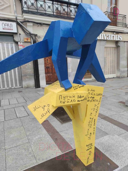 La escultura "Salta el burro" de Robles, se convierte en el homenaje de León a Ucrania 3