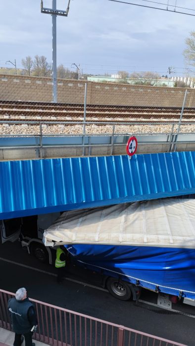 Un camión se destroza al "pasar" por un puente de Trobajo del Camino 1