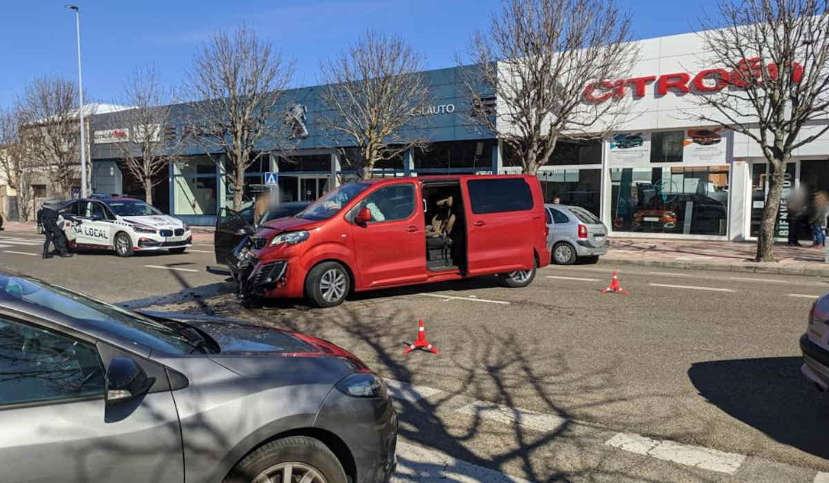 PRECAUCIÓN | Aparatoso accidente en la Citroën de León 3