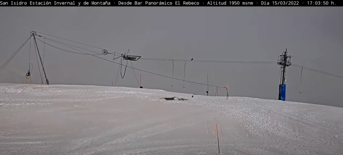 La calima tiñe la nieve de las pistas de esquí de San Isidro 2