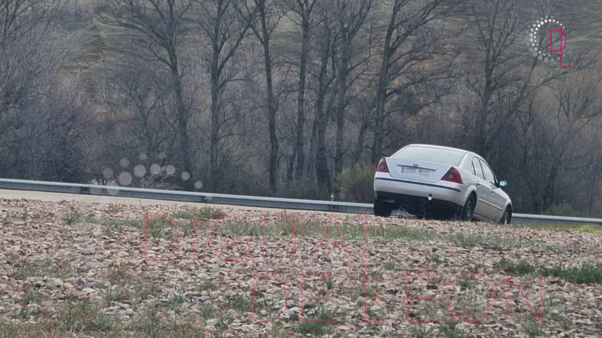 Amanece un Ford Mondeo sobre la glorieta de Carrefour 1