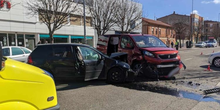 PRECAUCIÓN | Aparatoso accidente en la Citroën de León 1