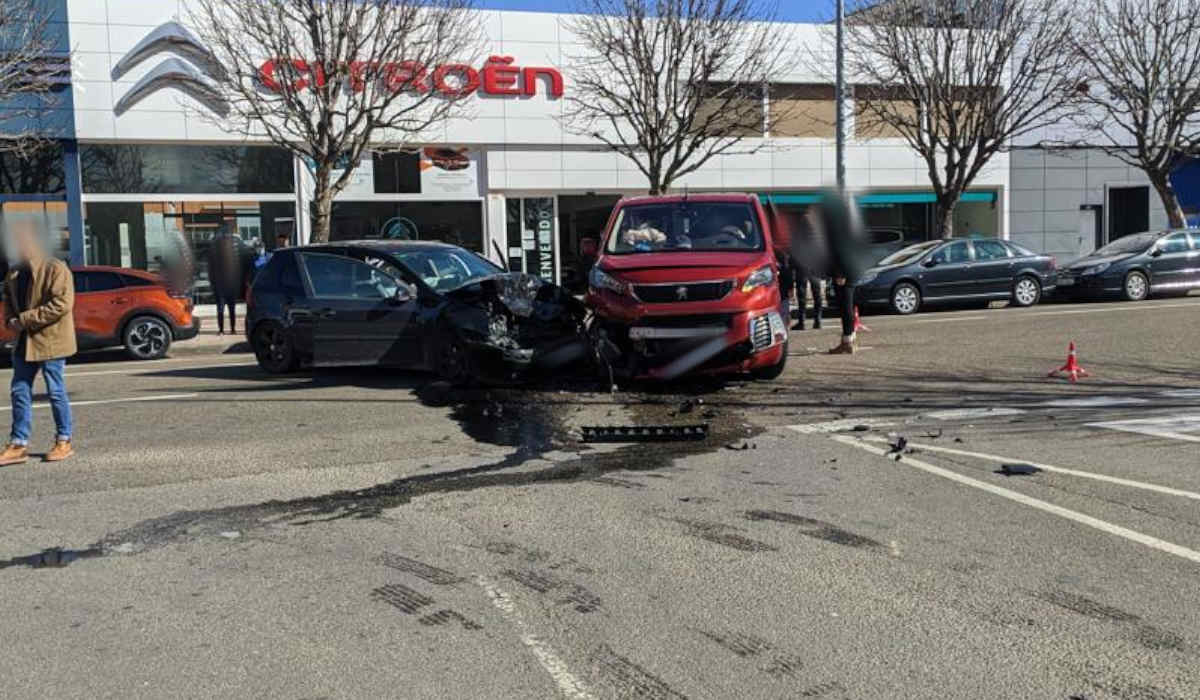 PRECAUCIÓN | Aparatoso accidente en la Citroën de León 2