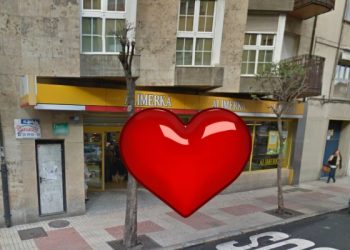 Amor a las puertas del supermercado Alimerka en León 1