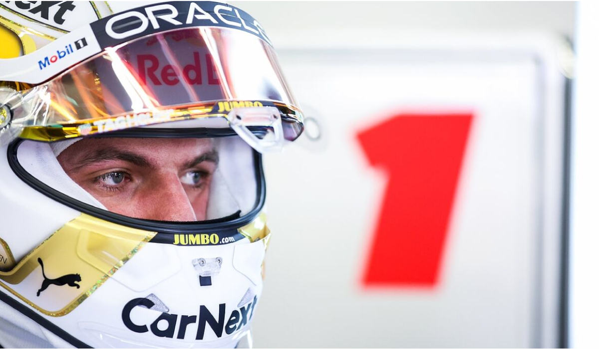 Verstappen carga contra el Mercedes de Lewis Hamilton 1