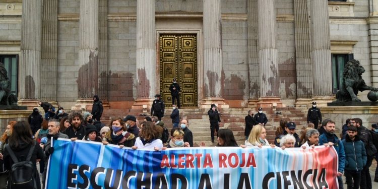 Ecologistas arrojan pintura a las puertas del Congreso de los Diputados 1