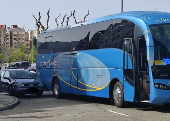 Un autobús y un turismo chocan en rotonda y provocan un gran atasco