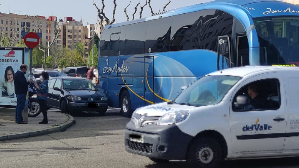 Monumental atasco por un accidente en el que se vio involucrado un autobús 1