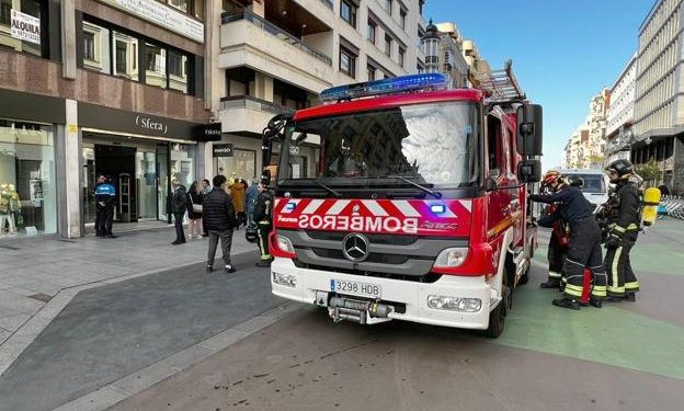 Un incendio en Sfera obliga a los bomberos de León a intervenir 1