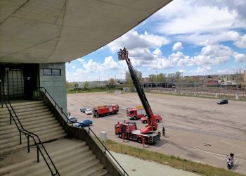 Los bomberos en el aparcamiento del Estadio Reino de León - Digital de León